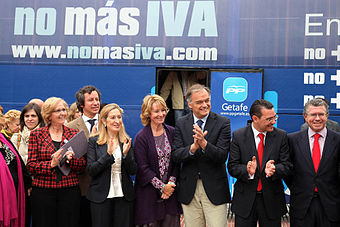 González Pons aplaudiendo en el centro, durante la campaña contra la subida del IVA en 2010.