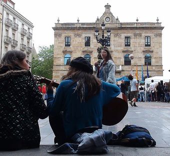 Un momento de la acampada en la plaza Mayor de Gijón/Xixón, Asturias. Imagen 20 de mayo 2011