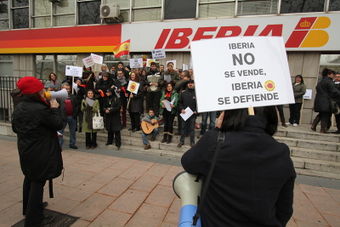 Concentración 'los lunes al sol' de los trabajadores de Iberia.